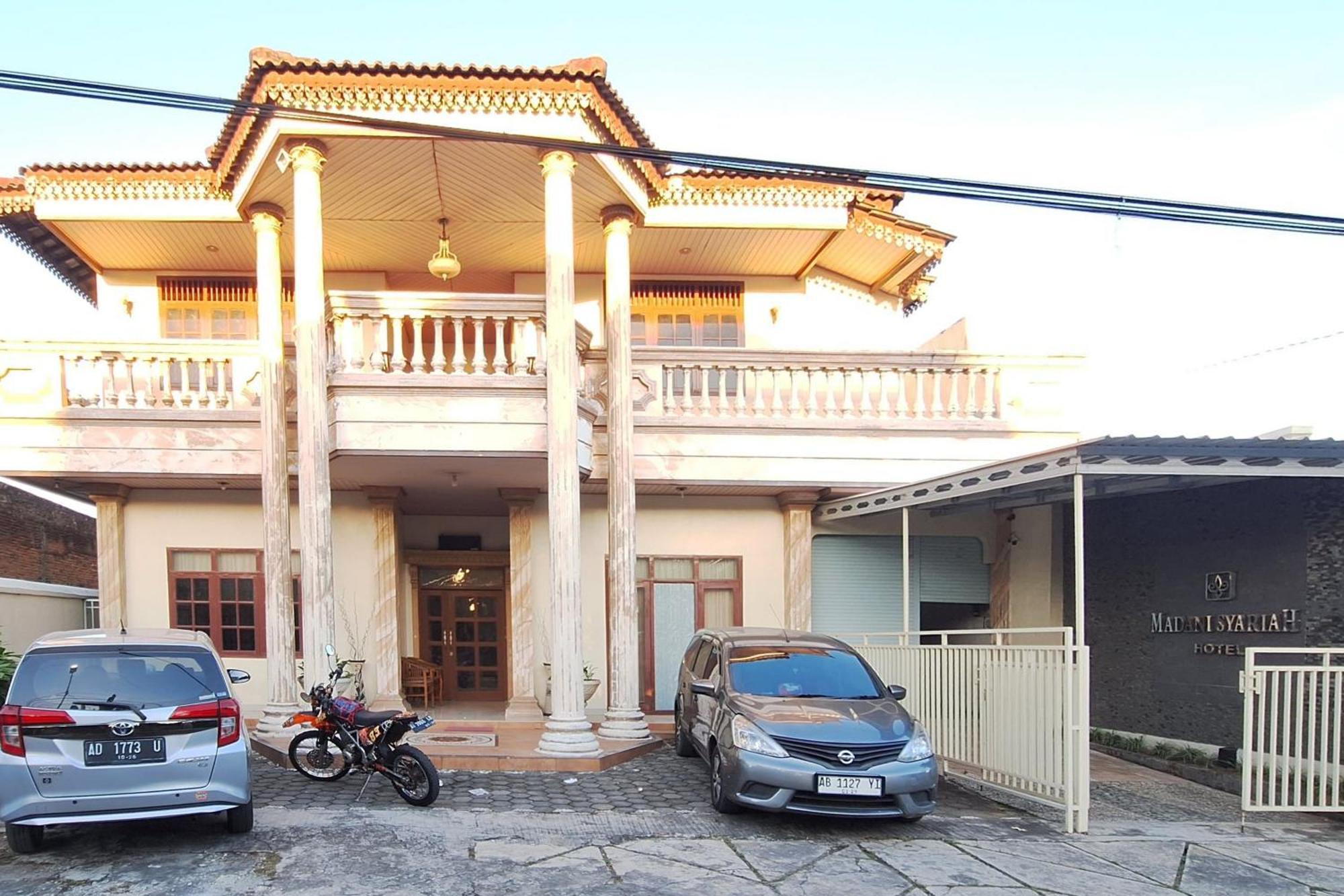 Reddoorz At Hotel Madani Syariah Lempuyangan Yogyakarta Exterior foto