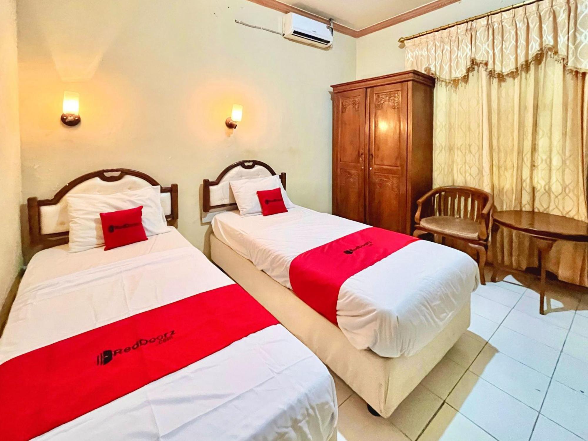 Reddoorz At Hotel Madani Syariah Lempuyangan Yogyakarta Exterior foto