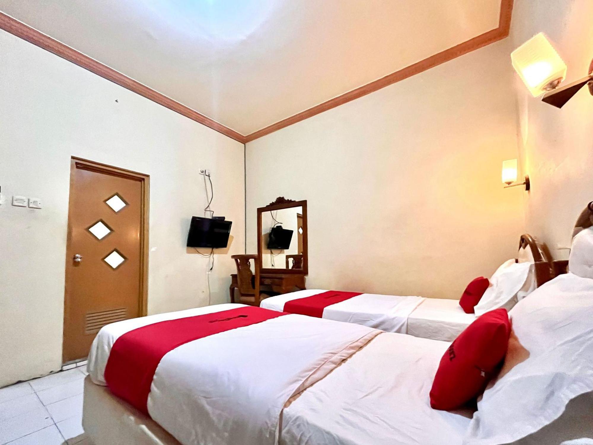 Reddoorz At Hotel Madani Syariah Lempuyangan Yogyakarta Exterior foto